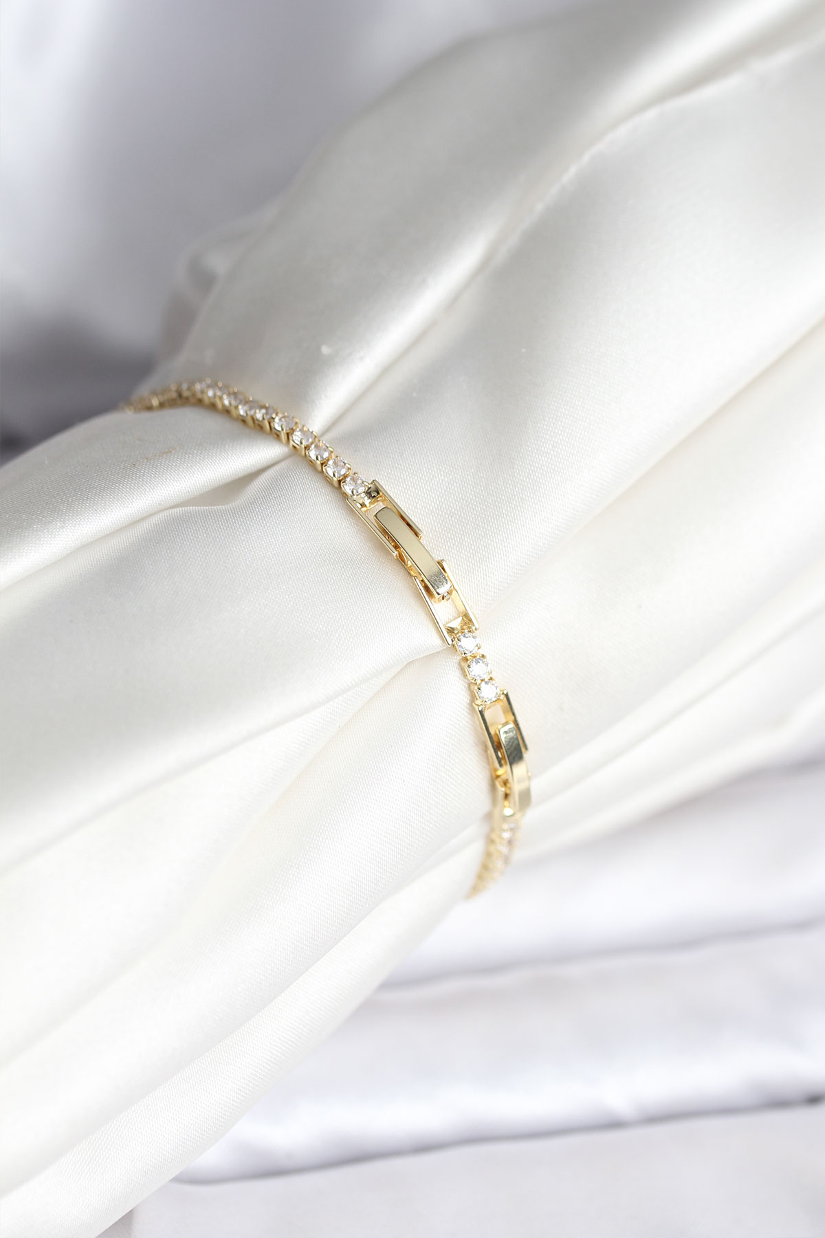 Yıldız Model Zirkon Taşlı Gold Renk Pirinç Su Yolu Kadın Bileklik